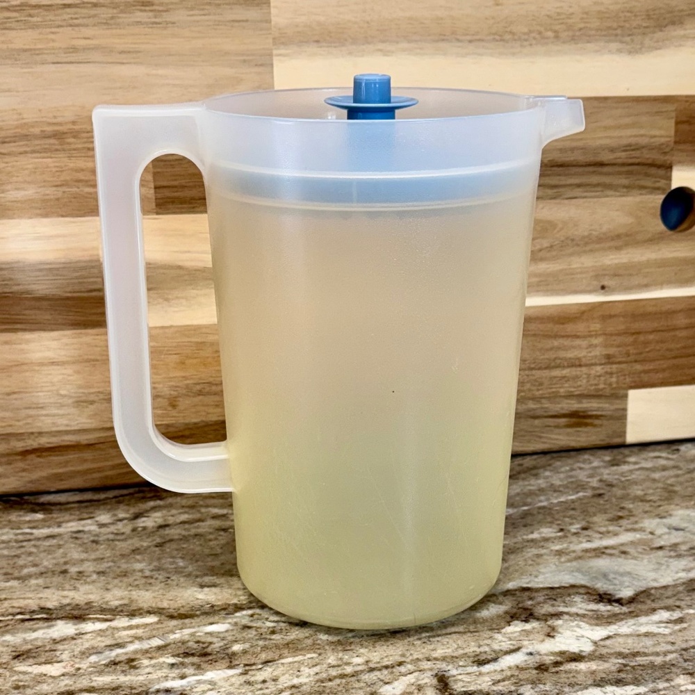 Vintage Tupperware 2 Qt Sheer Pitcher #1676-3 with Baby Blue Push-Button Lid - Picture 3 of 10